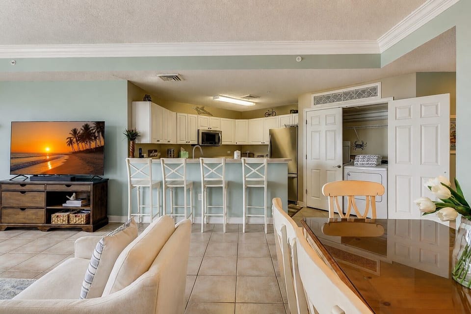 Dining Area & Kitchen