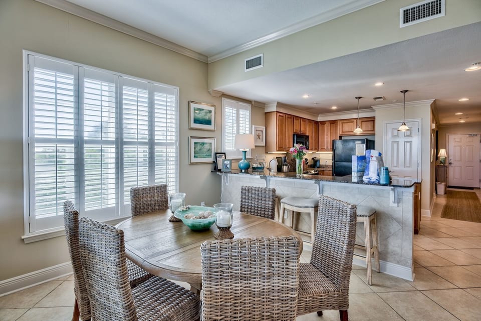 Dining - Seating for 6, and 3 barstools for extra seating