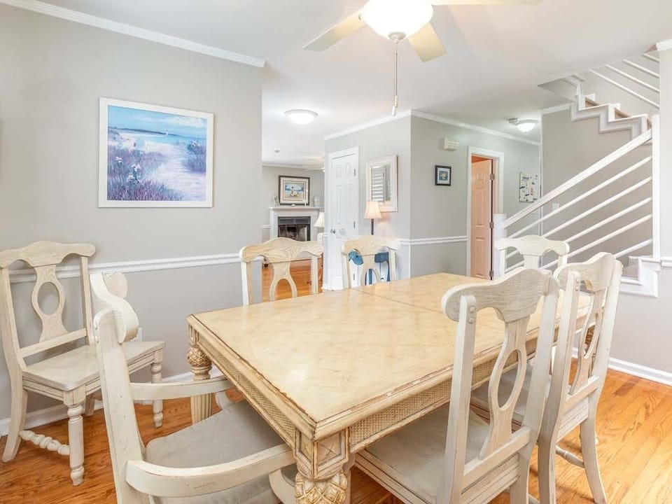 Dining area with seating for 6