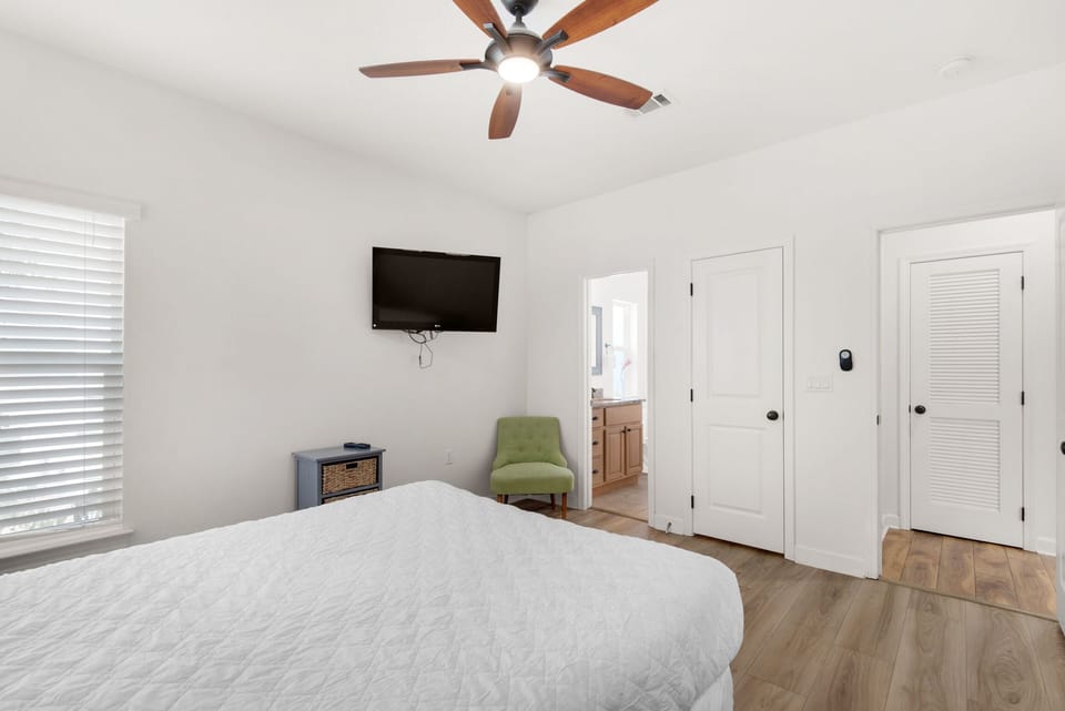 Guest room with flat screen TV