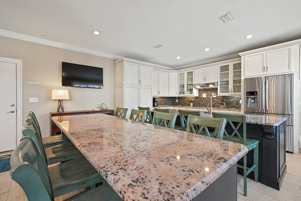 Honu Hale - Destiny by the Sea - Kitchen & High-Top Seating
