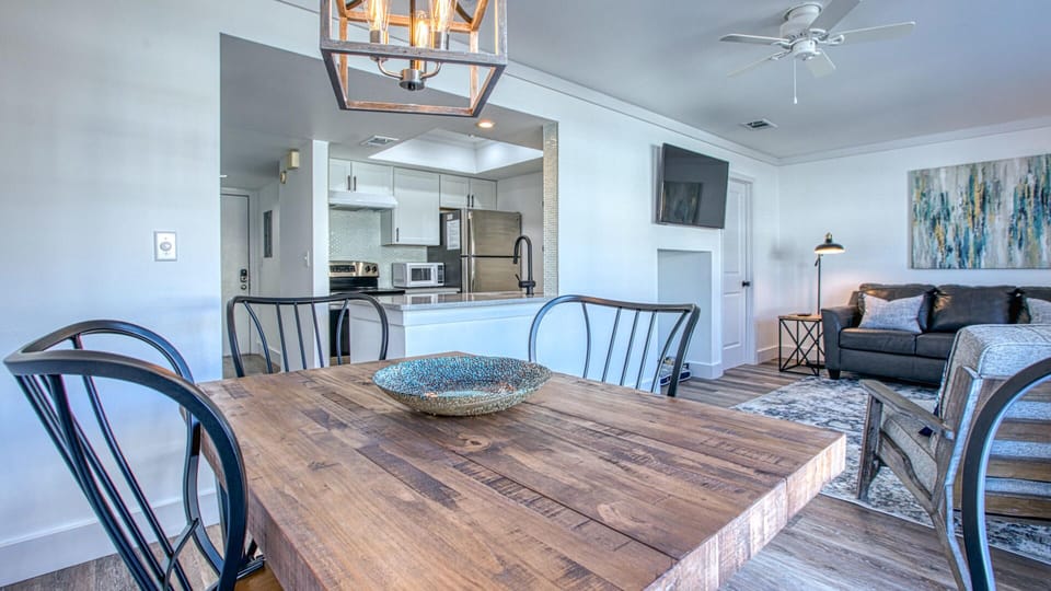 Dining Area With Seating for 4