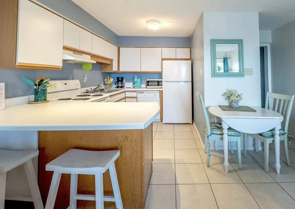 Kitchen & Dining Area