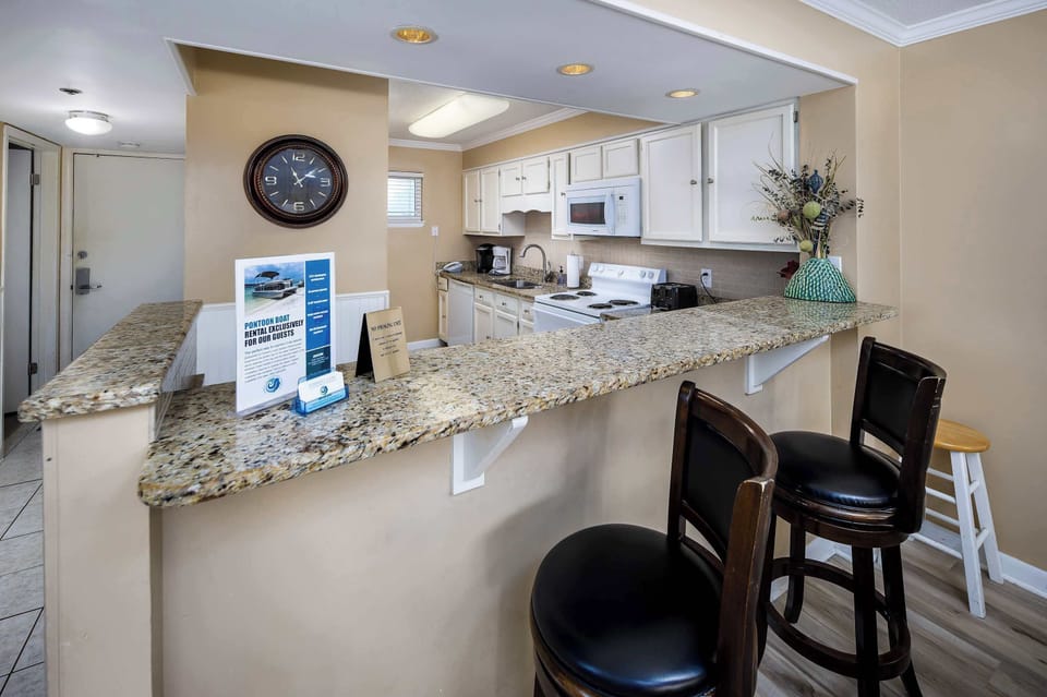 Kitchen with breakfast bar
