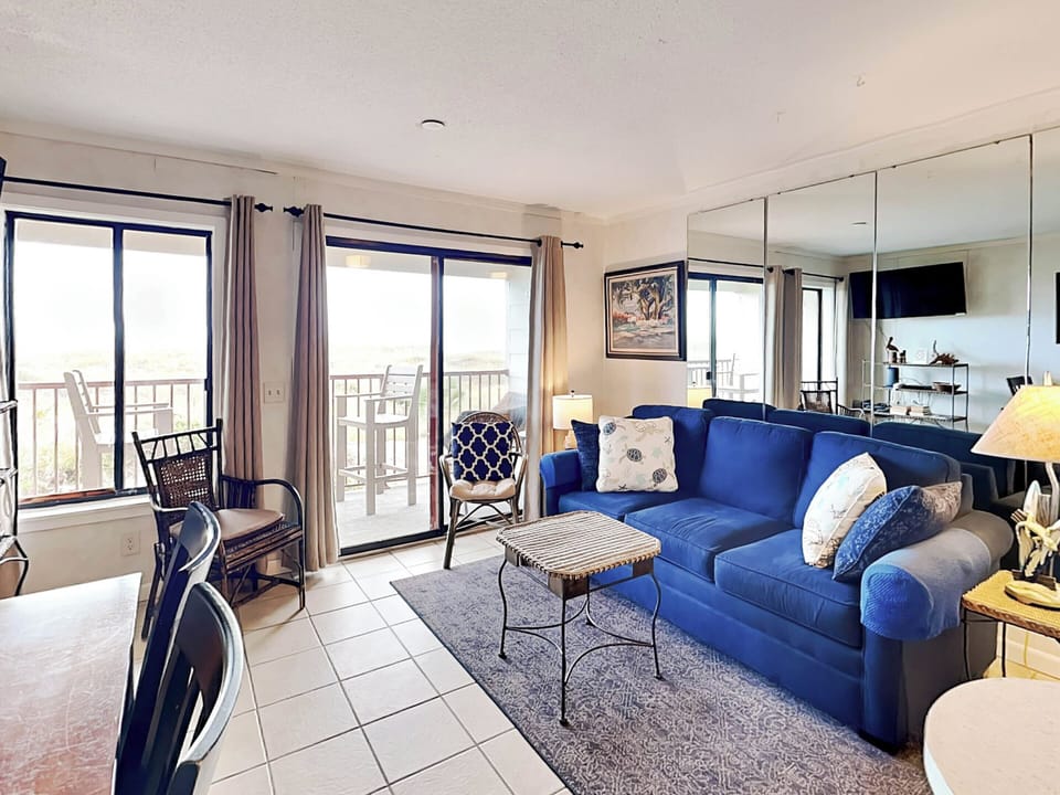 Oceanfront Living Area w. Sofa Sleeper, Smart TV, Balcony Access
