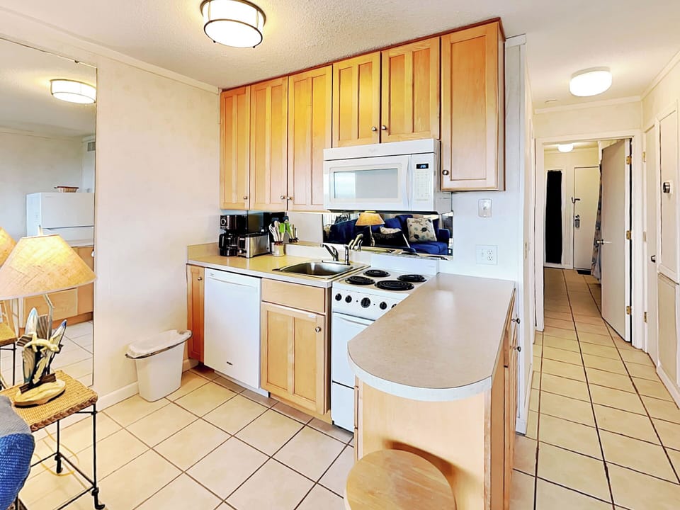 Full Kitchen w. Convenient Bar Counter