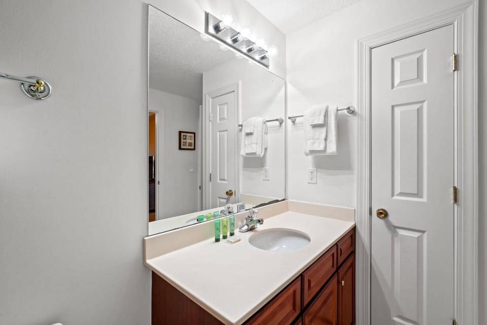 Primary Bathroom with Tub/Shower Combo