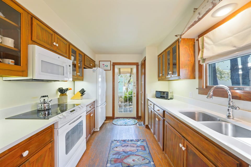 FULLY EQUIPPED KITCHEN NEXT TO ACCESS TO BACKYARD AND PORCH