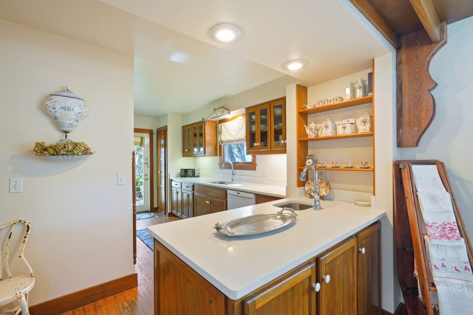 KITCHEN ALTERNATE VIEW