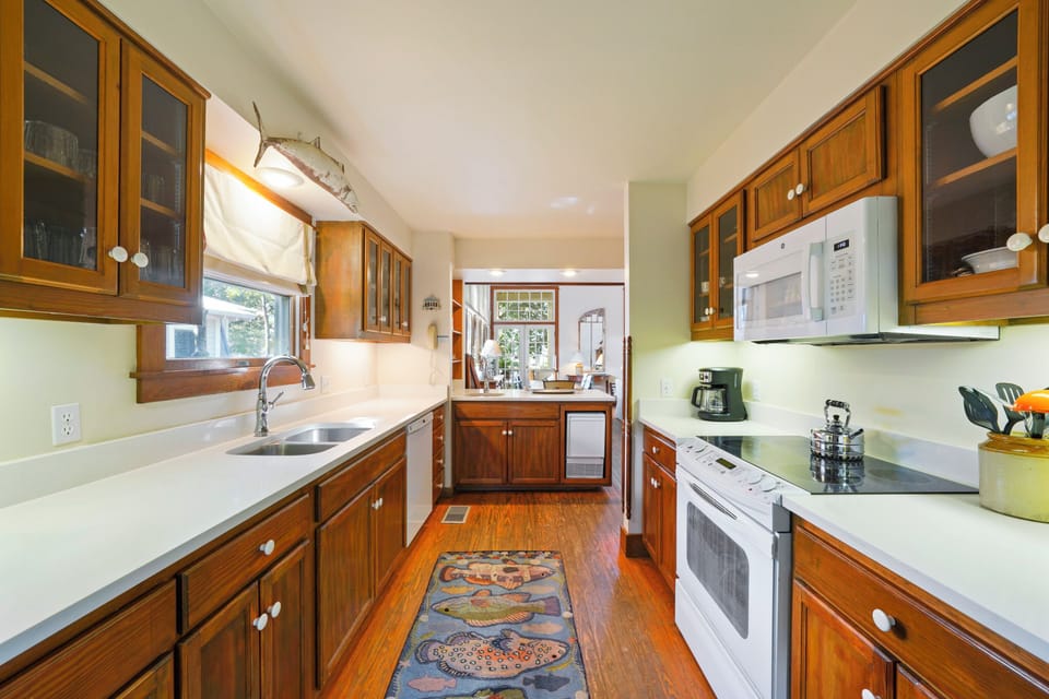 KITCHEN ALTERNATE VIEW FACING LIVING
