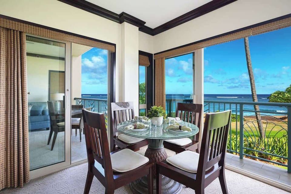 Front row, ocean view, dining!