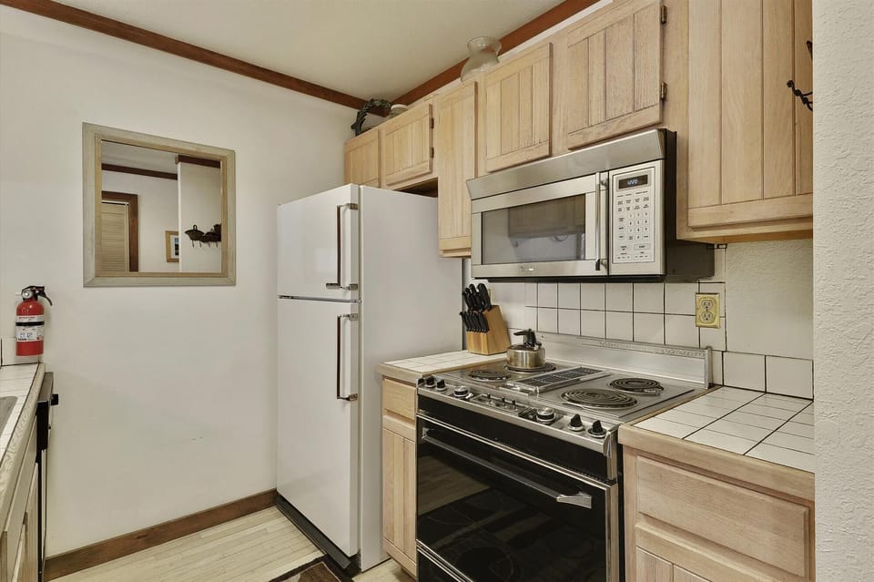 main level-kitchen-_mre0067