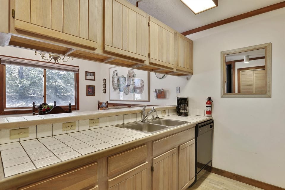main level-kitchen-_mre0070
