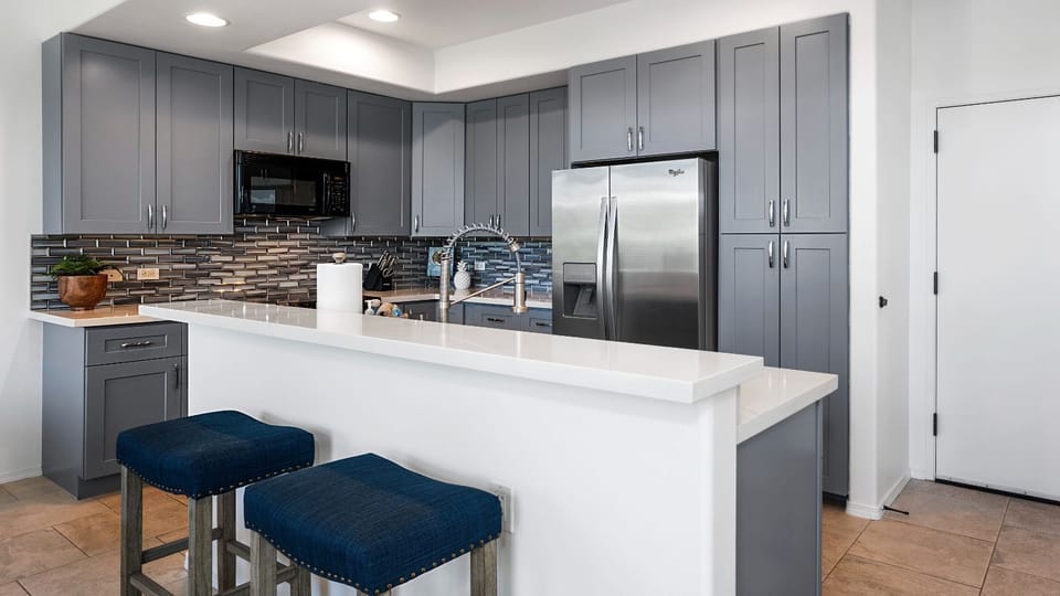Kitchen with breakfast bar
