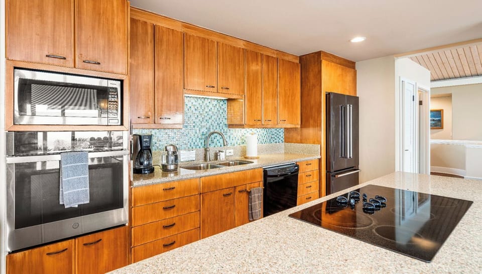 Fully equipped kitchen with chef's island