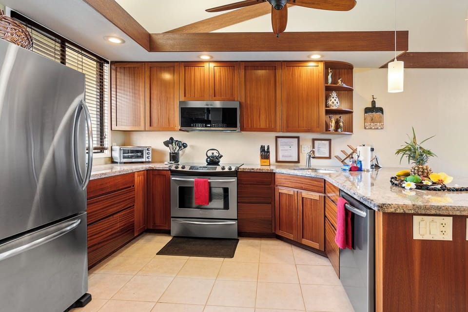 Fully Equipped Kitchen with Stainless Steel appliances- Fridge, Stove, Microwave, and Dishwasher
