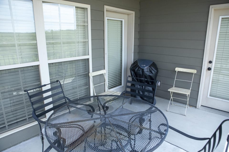 Enjoy seating for six with the electric grill.