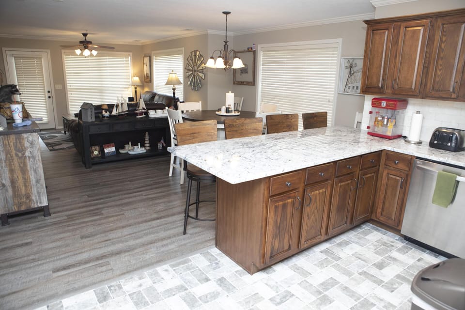 Extra appliances to help you enjoy your stay! Popcorn maker, stainless toaster, KEURIG COFFEE maker, stainless steel pots and pans, Oster blender, Crock Pot and more!