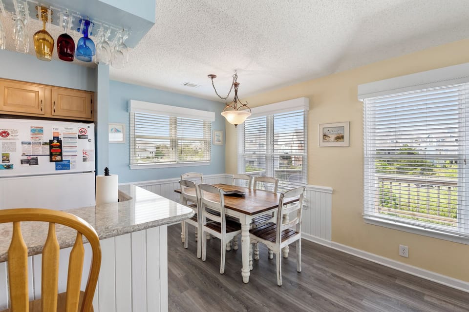 L46: Sandy Tee | Top Level Dining Area