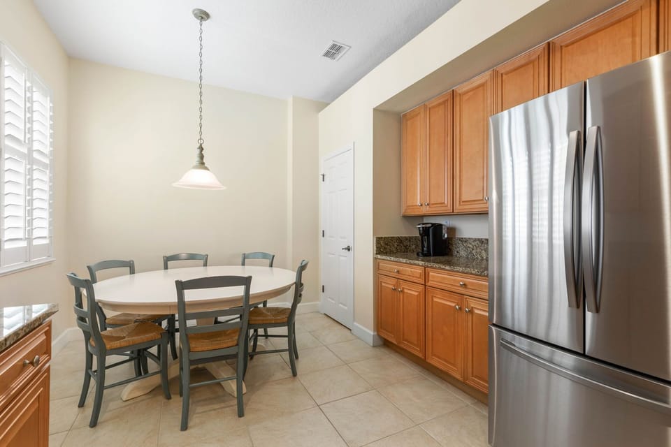 Eat-in Kitchen