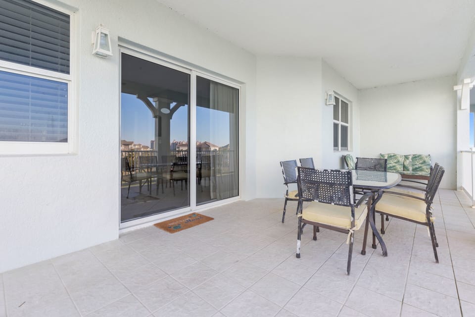 From the balcony you can decompress as your feel the ocean breeze and listen to the calming sounds of the waves.