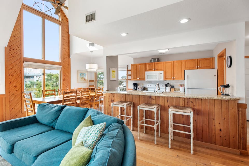 W18: Salty Dog | Mid Level Kitchen