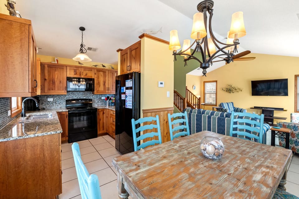 SS72: Seascape Escape l Mid Level Dining Area and Kitchen