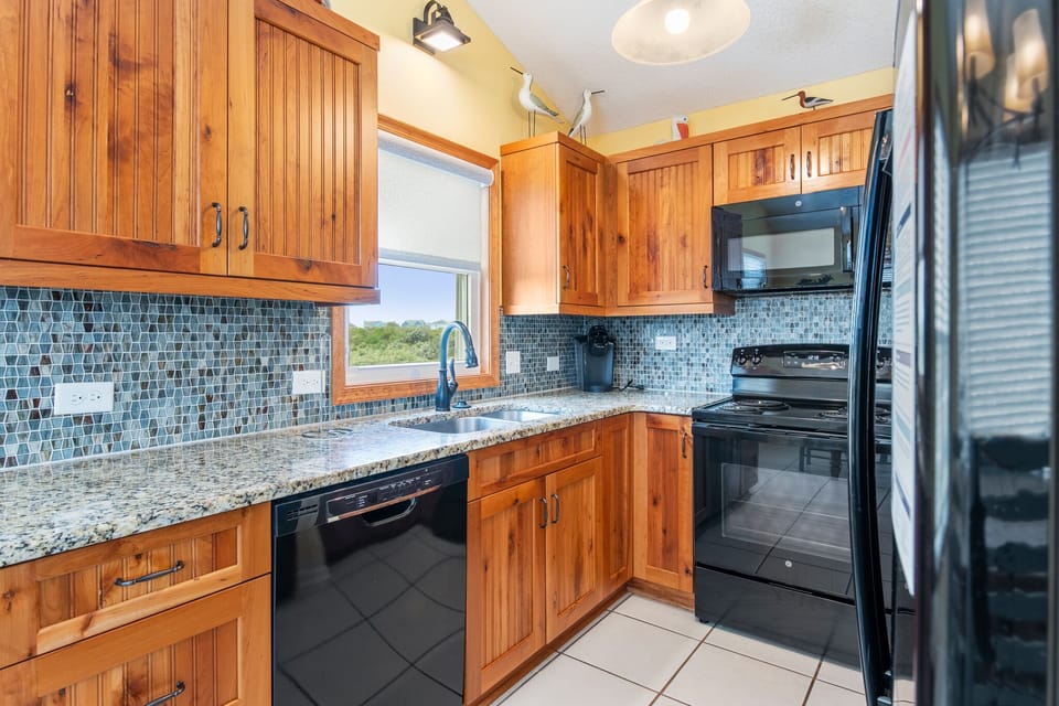 SS72: Seascape Escape l Mid Level Kitchen