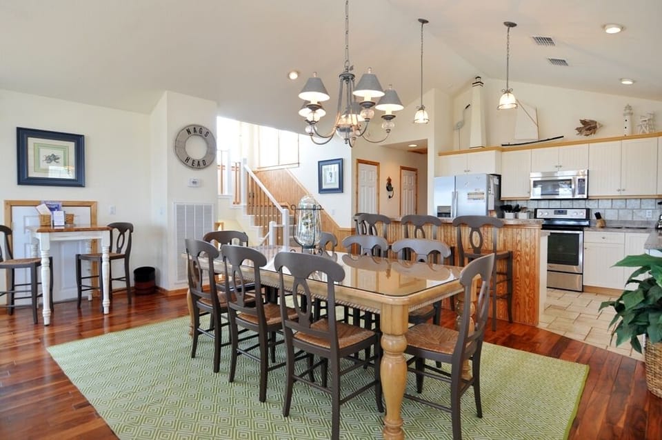 JR369: Point Of Views NC | Top Level Dining Area