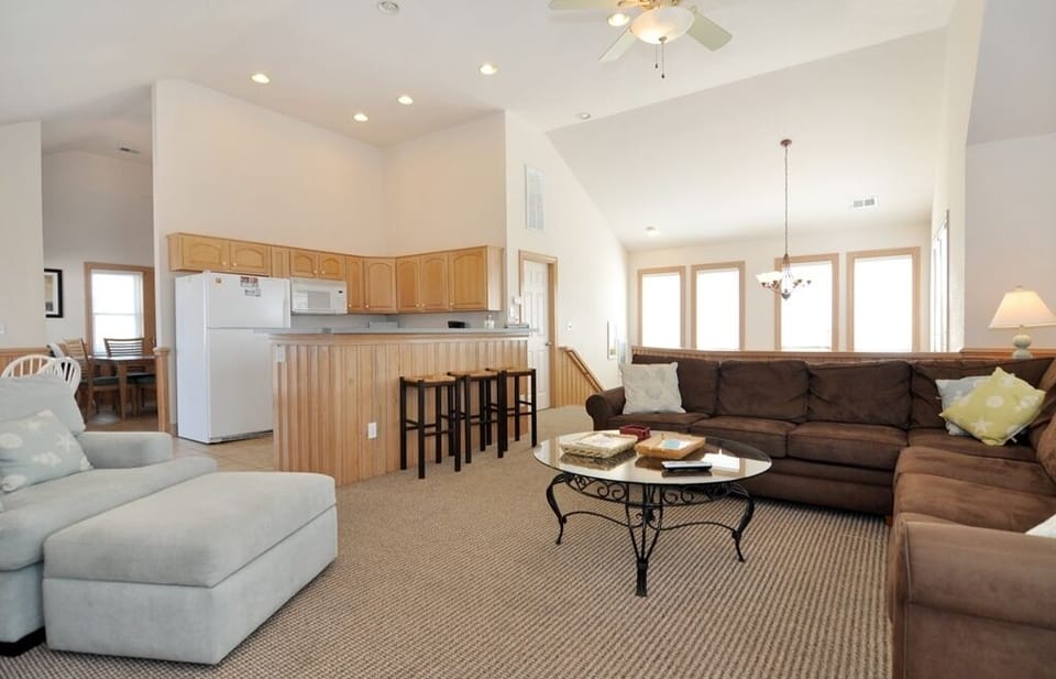 KD31: Sweet Home Carolina | Top Level Living Area | Fireplace Not Available For Guest Use
