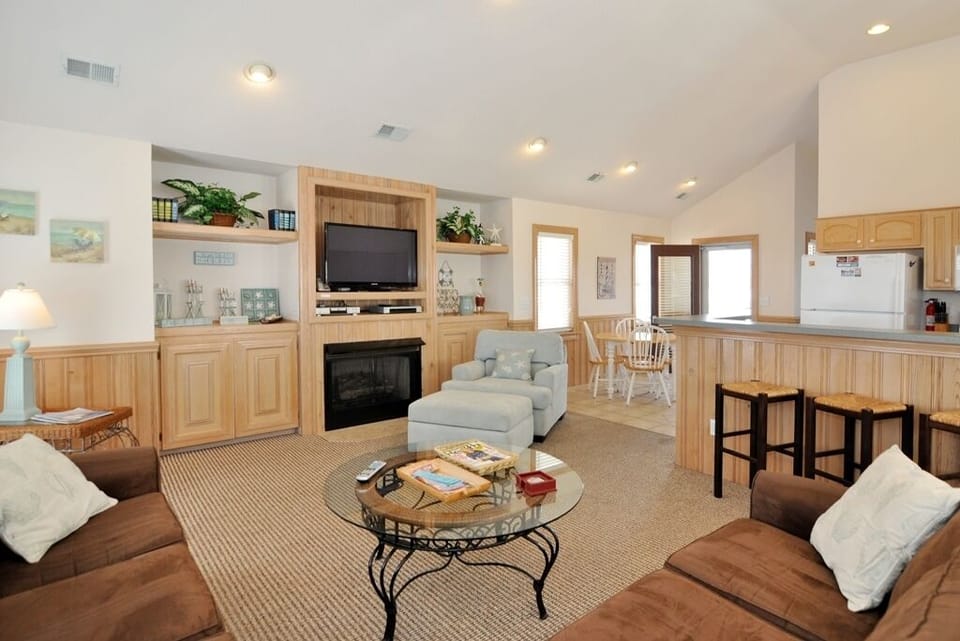 KD31: Sweet Home Carolina | Top Level Living Area | Fireplace Not Available For Guest Use