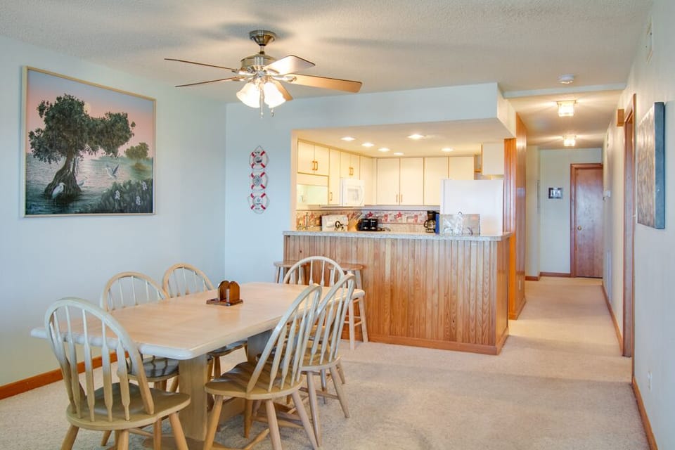 H202S: Heron Cove 202S | Dining to Kitchen