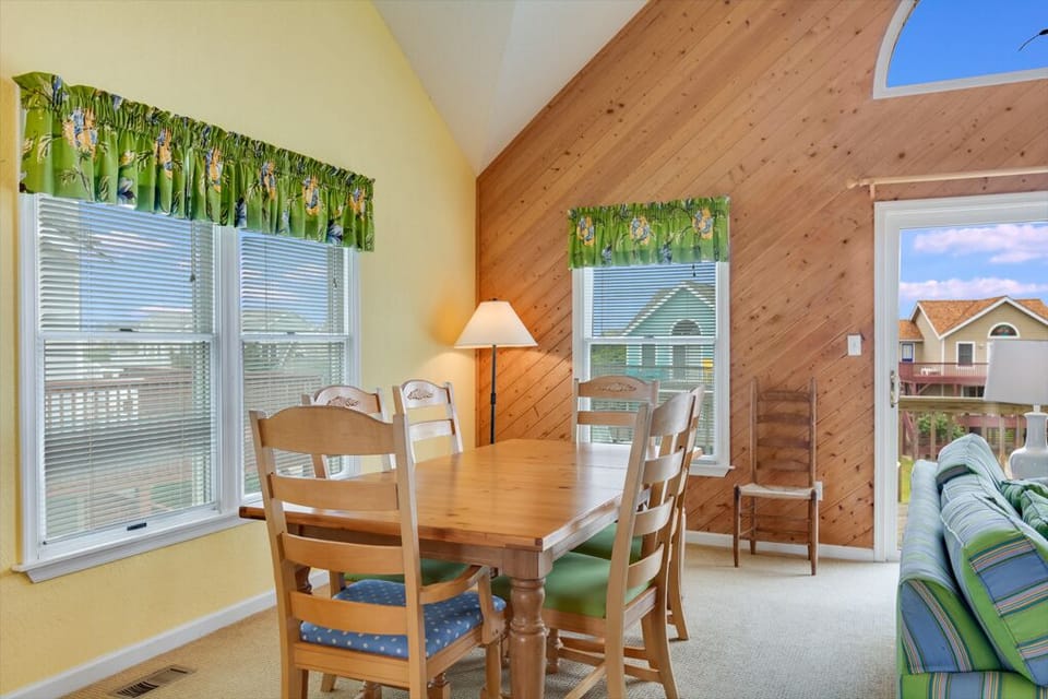 DR35: Innisfree By The See | Top Level Dining Area