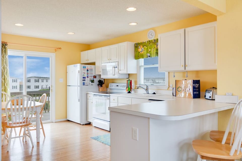 DR35: Innisfree By The See | Top Level Kitchen