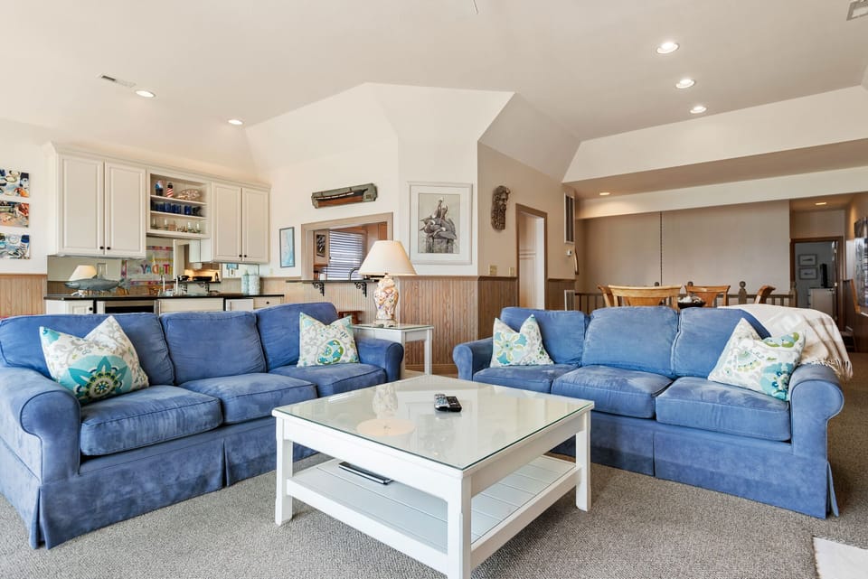 SP5B: Sea Pointe Paradise | Top Level Living Area