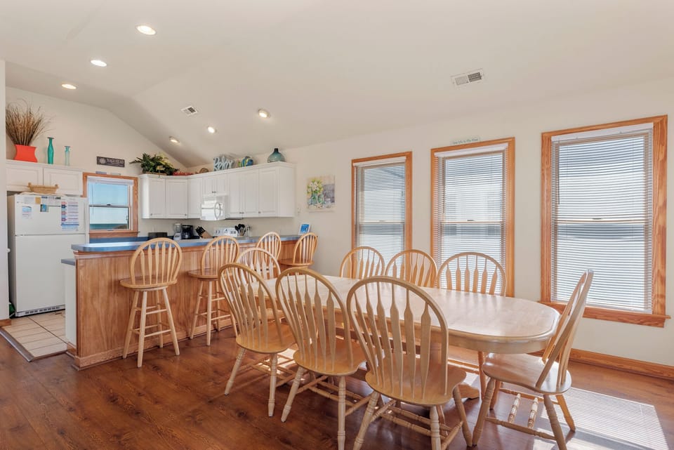 JR242: Flip Flop Inn | Top Level Dining Area