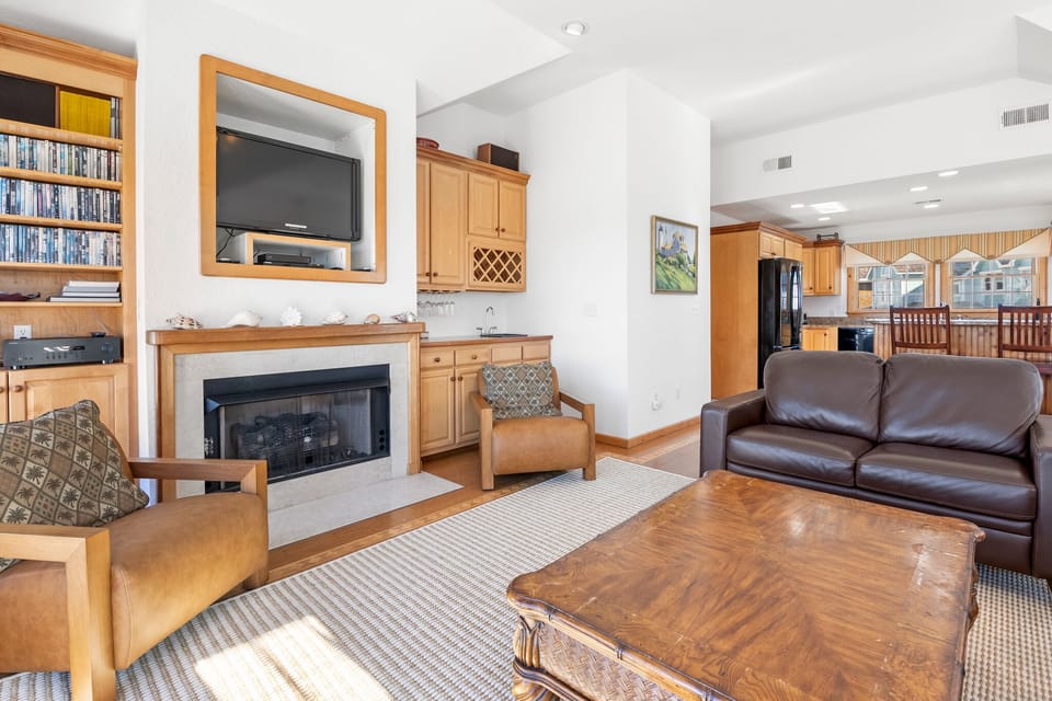 SW05: Seawatch 5 | Top Level Living Area