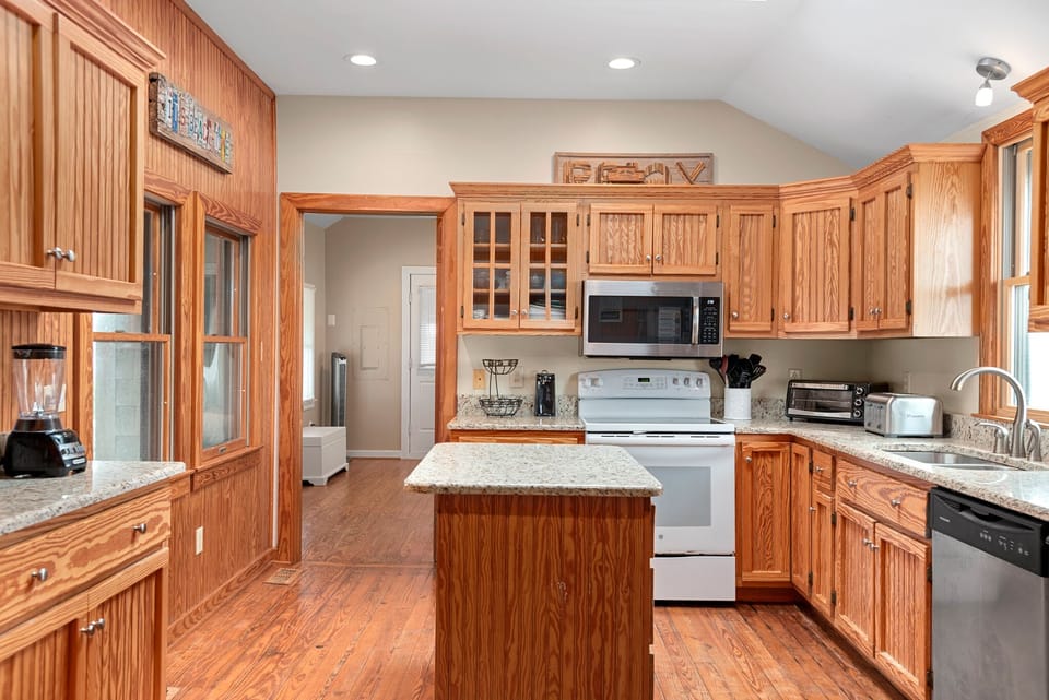 JR41: It's Beach Time | Mid Level Kitchen