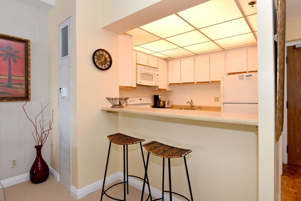 Lunch or "pupus (what we call hors d'oeuvres in Hawaii) at the kitchen counter