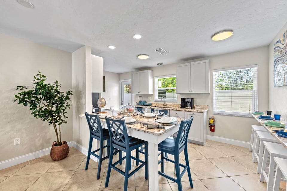 Start the day with pancakes and palm views or linger over laid-back family dinners that stretch into the evening.