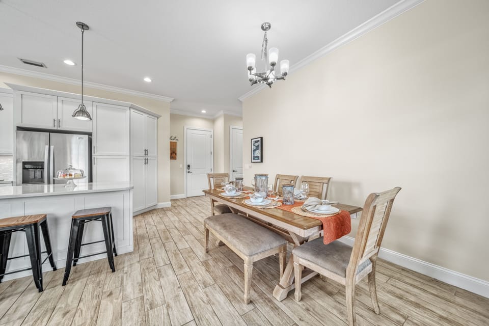 Elegant yet casual dining space—set for sunset dinners or laid-back breakfasts before the beach.