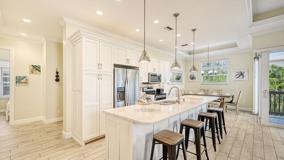 Kitchen with island and breakfast bar.