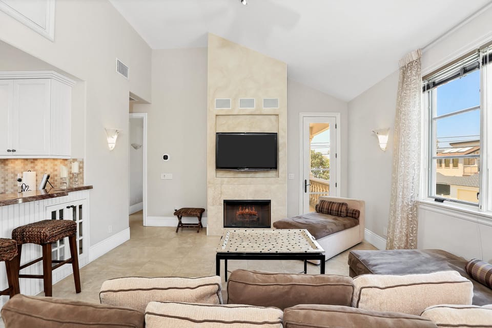 living area,lots of natural light, high ceiling,open loft layout