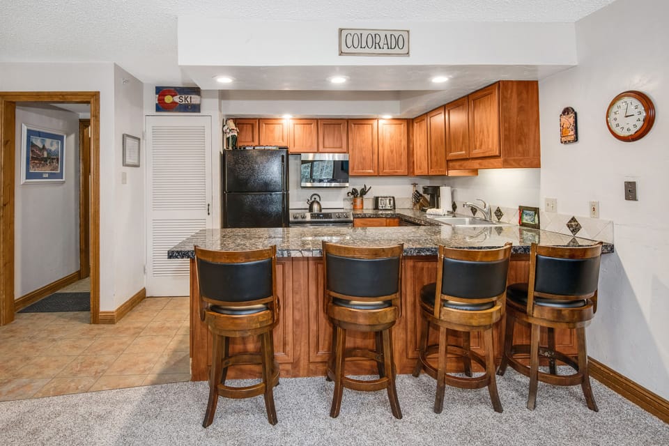 Great Kitchen - Kitchen is open to the great room - nice for socializing.