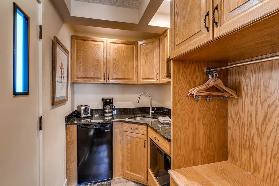 Hotel room - 306B Kitchenette