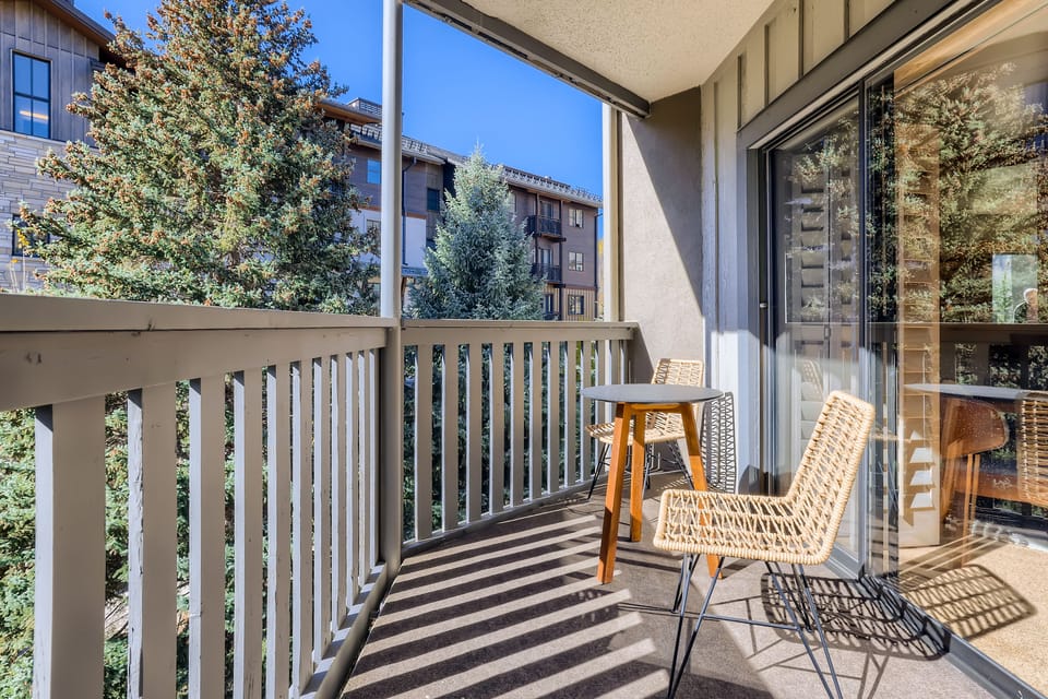 Outdoor deck - Nice deck with views of the mountain