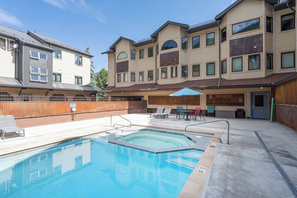 Perfect pool( Summer Only) for the hot summer days and a great all year hot tub for resting sore bodies after a long day on the mountain.