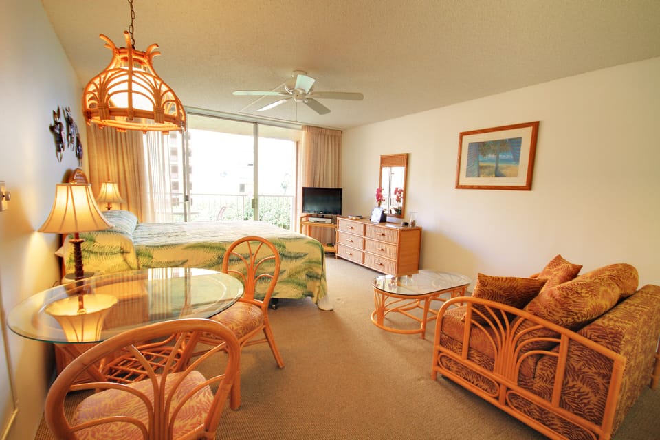 Dining table - enjoy your meals inside or out on the lanai.