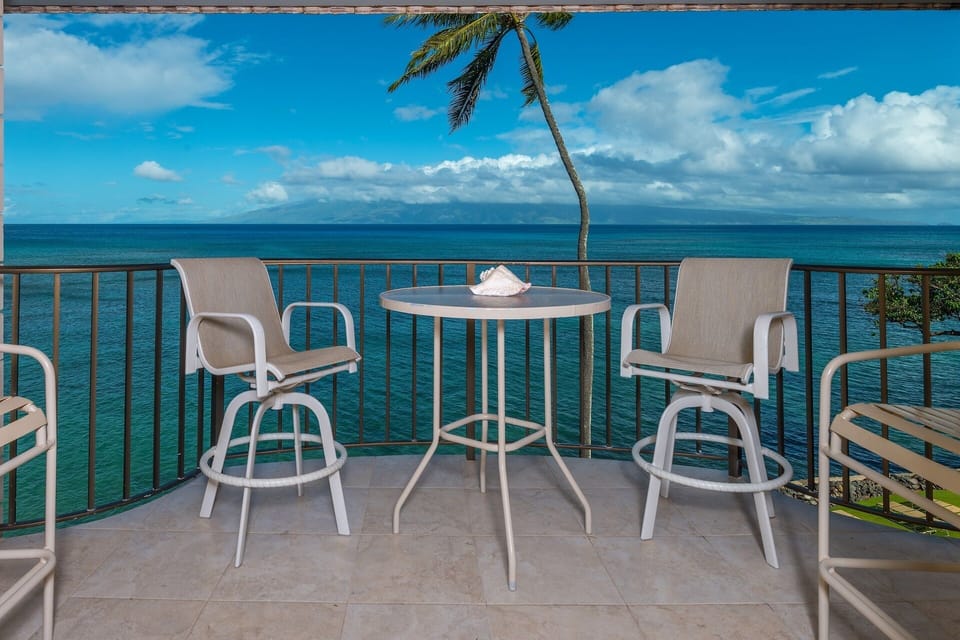 Wake to the sea, with coffee on the lanai!