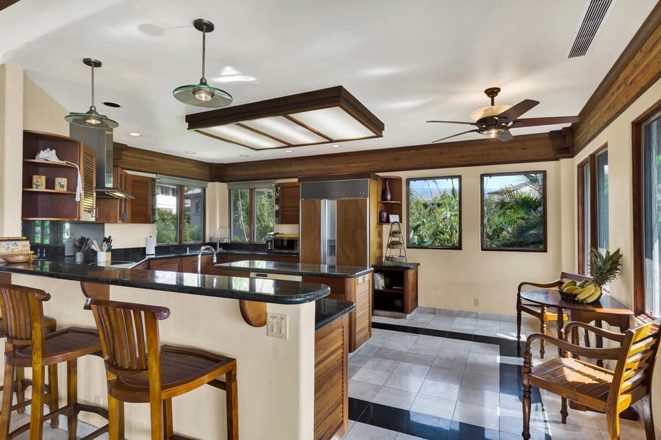Kitchen with Breakfast Bar and Table